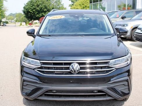 Used 2024 Volkswagen Tiguan SE w/ Panoramic Sunroof Package AWD/4WD image 10