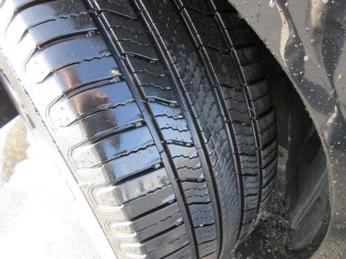 Used 2022 Audi e-tron Premium Plus image 21