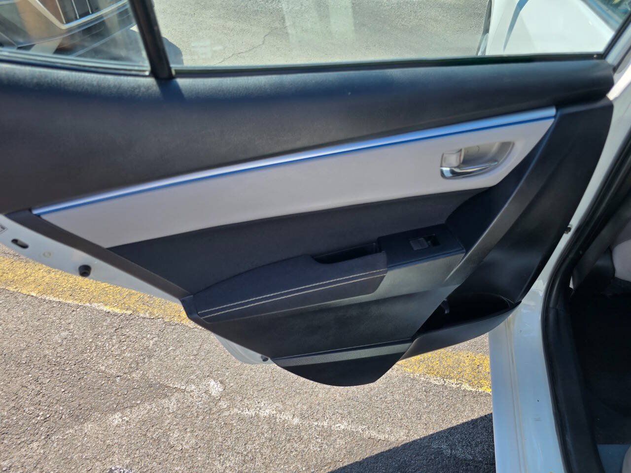 Used 2015 Toyota Corolla LE FWD image 23