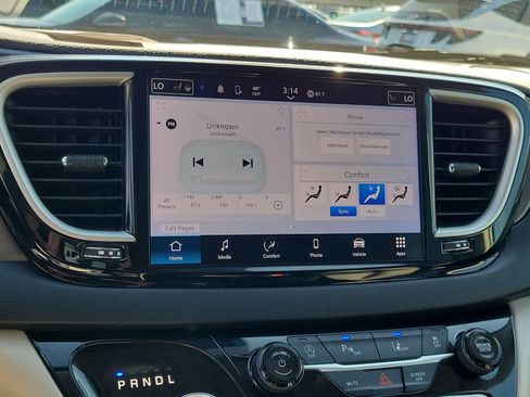 Used 2024 Chrysler Pacifica Touring-L image 26