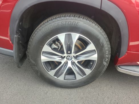 Used 2022 Toyota Highlander XLE AWD/4WD image 11