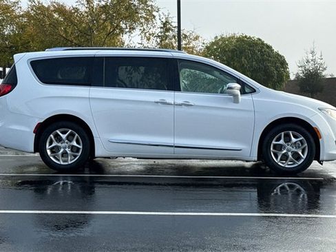 Used 2020 Chrysler Pacifica Limited image 3