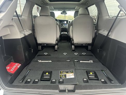 Used 2019 Toyota Sienna Limited image 7
