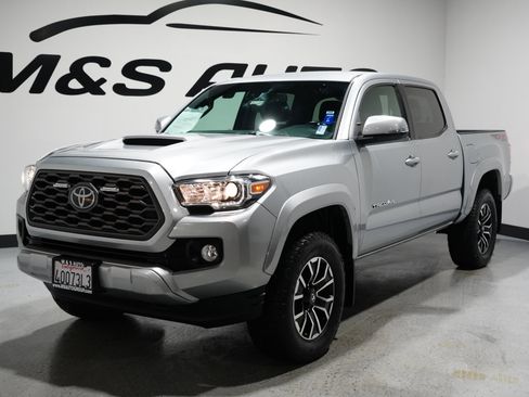 Used 2022 Toyota Tacoma TRD Sport w/ Technology Package image 3