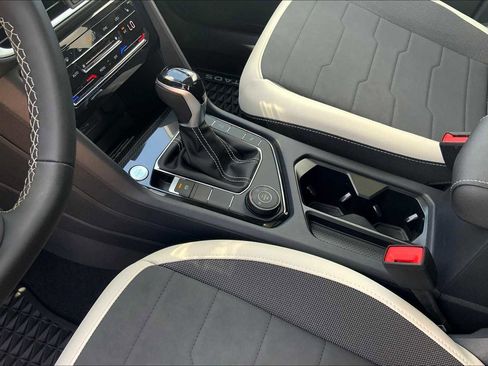 Used 2025 Volkswagen Taos SE image 7