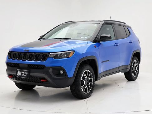 Used 2025 Jeep Compass Trailhawk AWD/4WD image 2