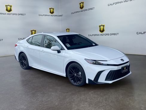 Used 2025 Toyota Camry SE image 7