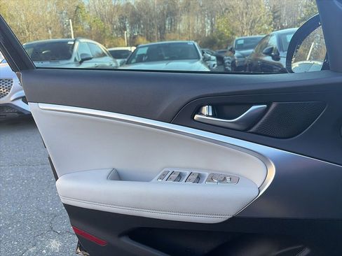 Used 2025 Genesis G70 2.5T image 12