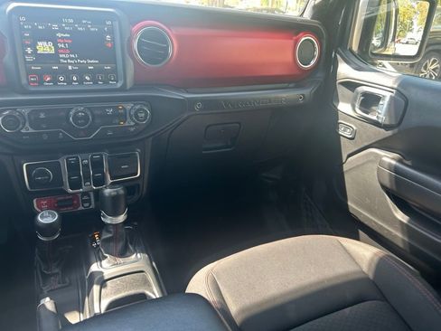 Used 2022 Jeep Wrangler Unlimited Rubicon AWD/4WD image 11