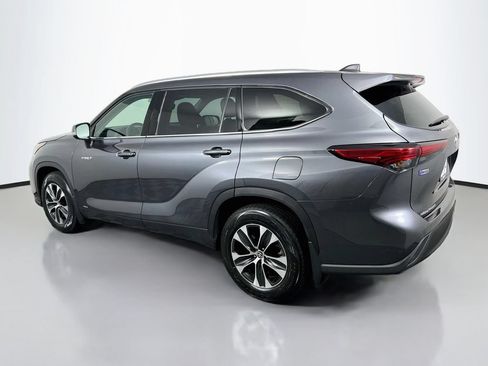 Used 2021 Toyota Highlander XLE AWD/4WD image 5