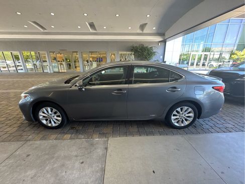 Used 2014 Lexus ES 300h w/ Luxury Package w/Bamboo Trim FWD image 9