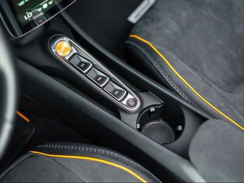 Used 2025 McLaren Artura Spider image 33