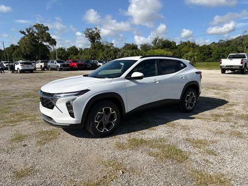 New 2026 Chevrolet Trax LT w/ LT Convenience Package FWD image 2