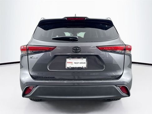 Certified 2023 Toyota Highlander XLE image 7