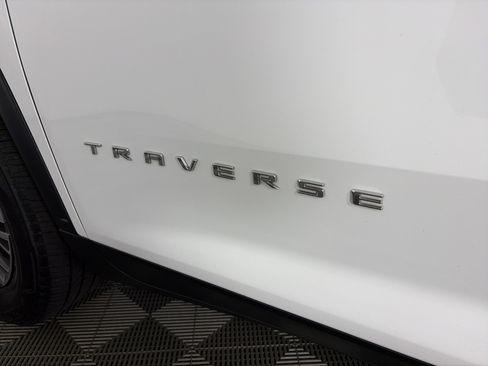 Used 2024 Chevrolet Traverse LS AWD/4WD image 18