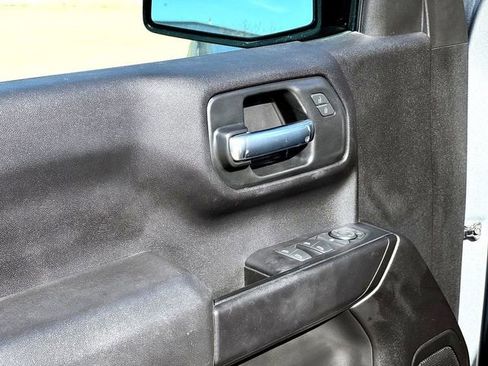 Used 2025 Chevrolet Silverado 1500 Custom image 9