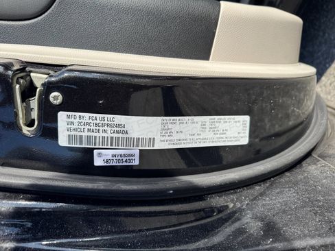 Used 2023 Chrysler Pacifica Touring-L image 20