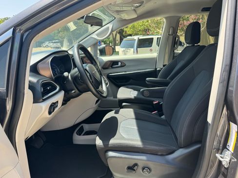 Used 2020 Chrysler Voyager LX FWD image 5