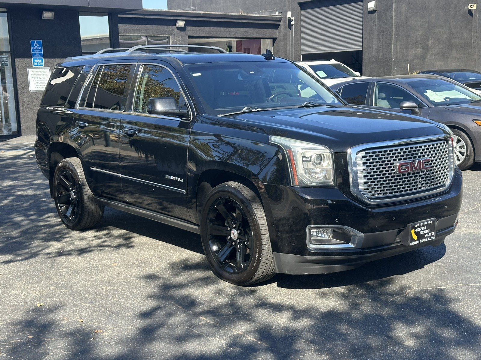 Used 2015 GMC Yukon Denali w/ Premium Package AWD/4WD image 7