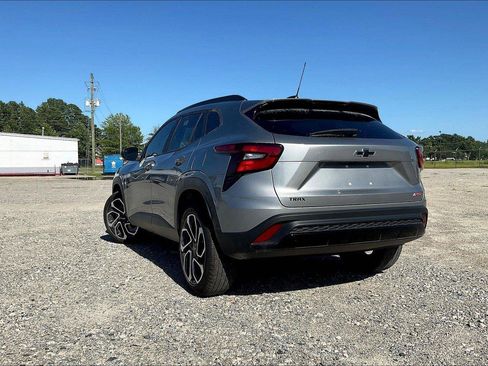 Used 2024 Chevrolet Trax RS w/ Sunroof Package FWD image 5