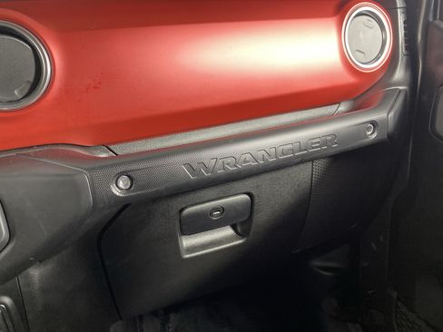 Used 2022 Jeep Wrangler Rubicon w/ Cold Weather Group AWD/4WD image 30