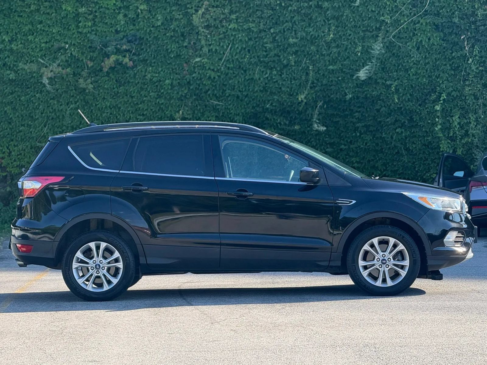 Used 2018 Ford Escape SE w/ SE Sync 3 Package AWD/4WD image 5