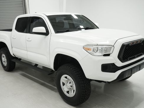Used 2017 Toyota Tacoma SR w/ Tow Package AWD/4WD image 3