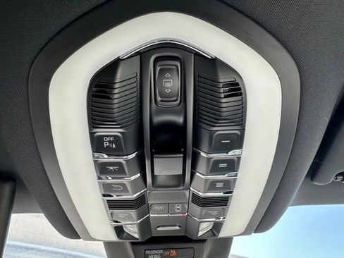 Used 2024 Porsche Macan AWD/4WD image 20