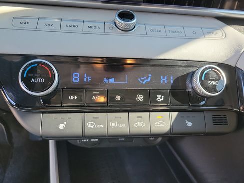 Used 2023 Hyundai Elantra Limited image 30