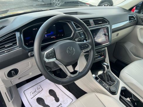 Used 2022 Volkswagen Tiguan SE w/ Panoramic Sunroof Package AWD/4WD image 12