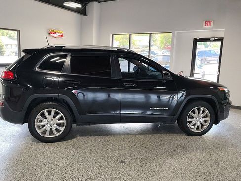 Used 2017 Jeep Cherokee Limited AWD/4WD image 4