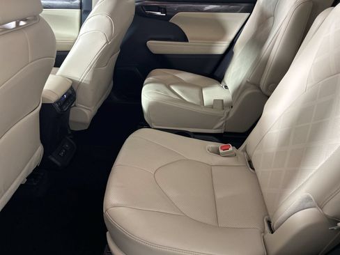 Used 2024 Toyota Highlander Platinum FWD image 25