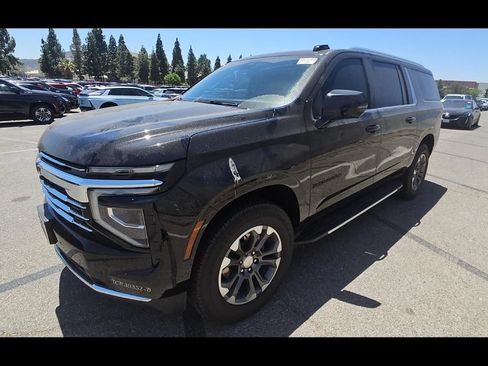 Used 2025 Chevrolet Suburban LT w/ Comfort Package AWD/4WD image 3