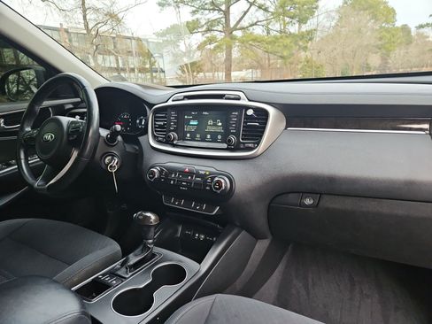 Used 2017 Kia Sorento LX w/ LX Convenience Package image 16
