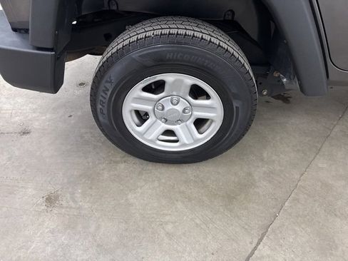 Used 2018 Jeep Wrangler Unlimited Sport w/ Connectivity Group image 16