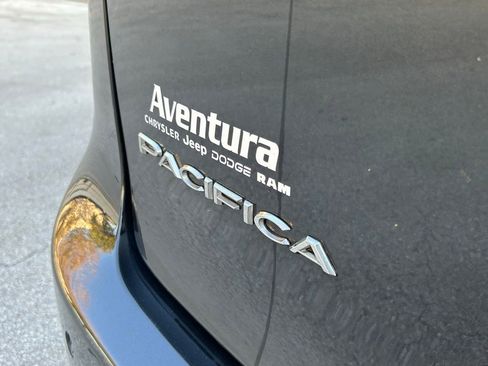 Certified 2023 Chrysler Pacifica Touring-L FWD image 38