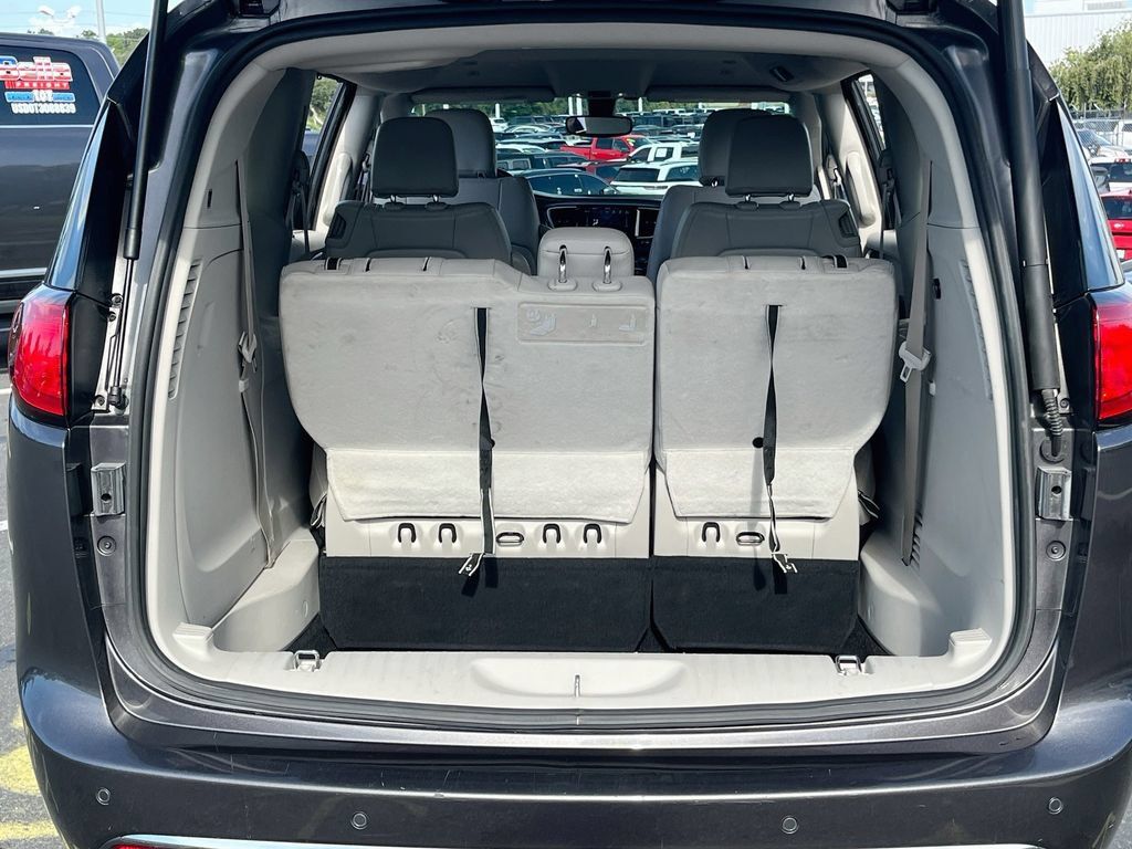 Used 2018 Chrysler Pacifica Touring-L w/ Premium Audio Group FWD image 25