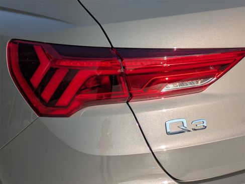 Used 2025 Audi Q3 2.0T Premium w/ Convenience Package image 18