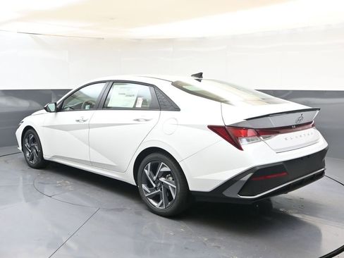 Certified 2025 Hyundai Elantra Sport FWD image 3