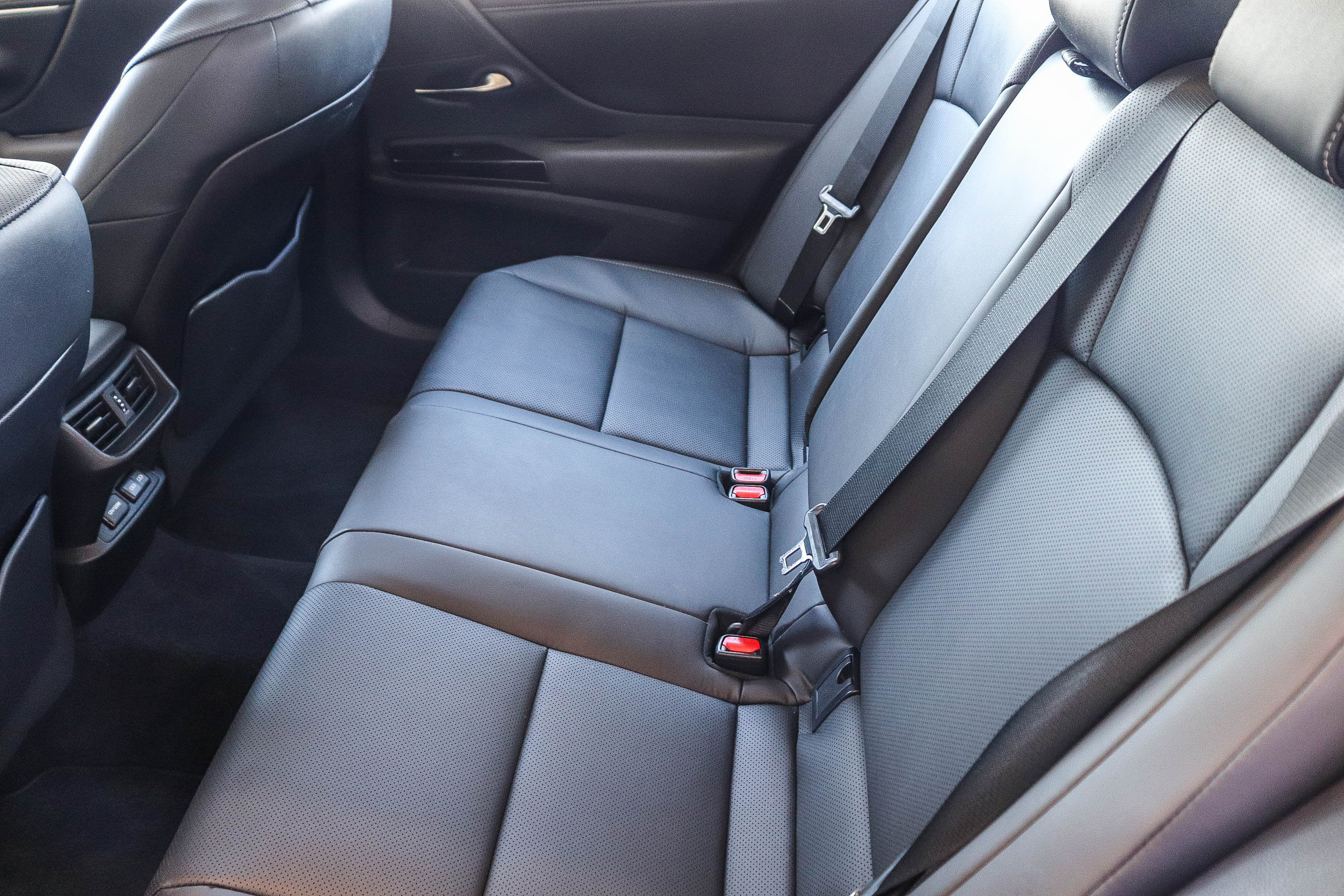 Used 2024 Lexus ES 300h w/ Premium Package FWD image 21