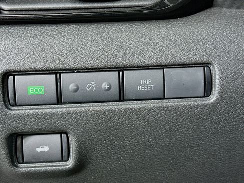 Used 2025 Nissan Sentra SV image 16