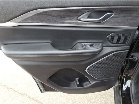 Used 2022 Jeep Grand Cherokee Limited image 18