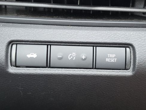 Used 2025 Nissan Altima 2.5 SV FWD image 14