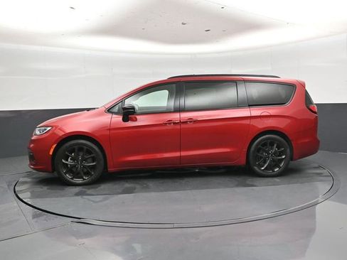 Used 2025 Chrysler Pacifica Limited FWD image 7