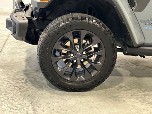 Used 2025 Jeep Wrangler Unlimited Sahara AWD/4WD image 11