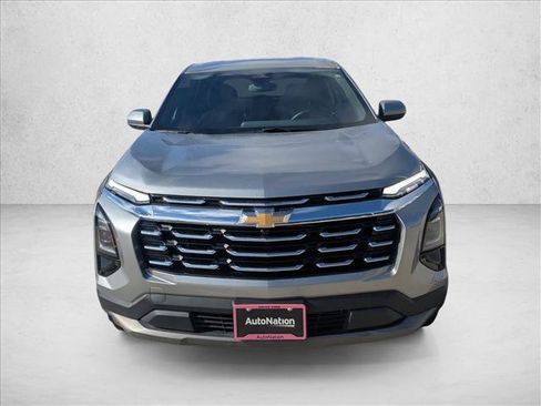 Used 2025 Chevrolet Equinox LT AWD/4WD image 2