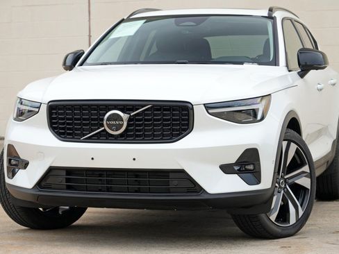 Used 2025 Volvo XC40 B5 Plus w/ Protection Package Premier AWD/4WD image 3
