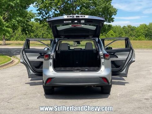 Used 2024 Toyota Highlander XLE AWD/4WD image 39
