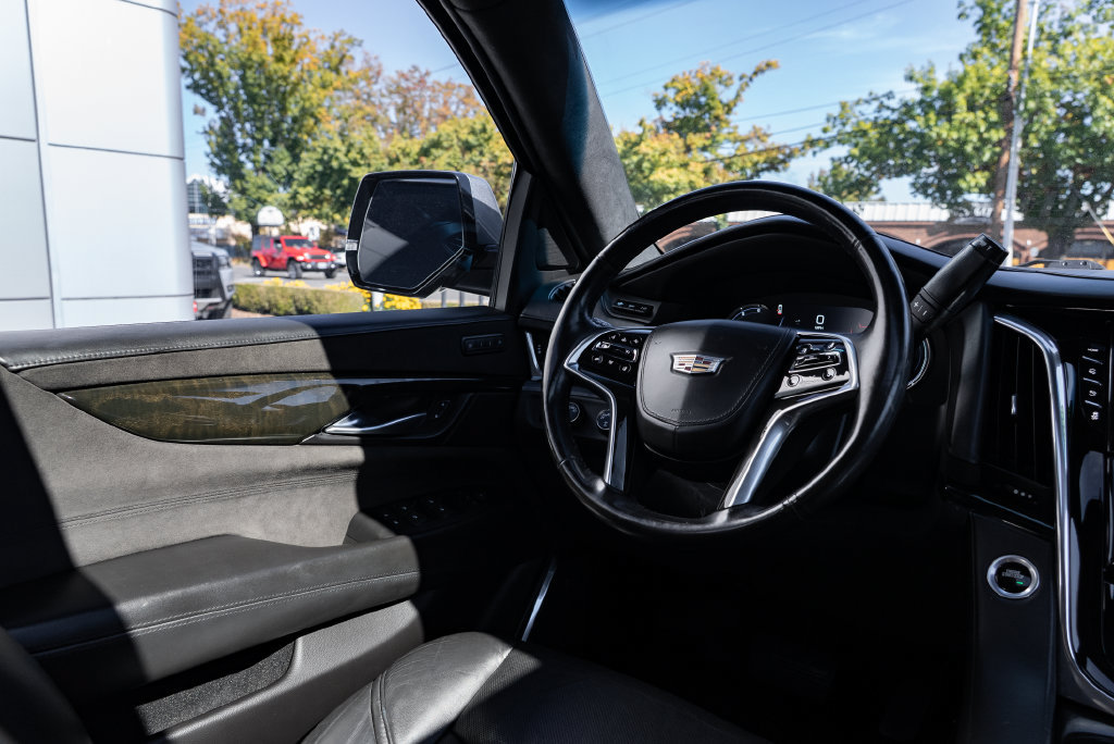 Used 2018 Cadillac Escalade Platinum AWD/4WD image 12