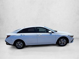 Used 2025 Hyundai Elantra SE FWD video 4